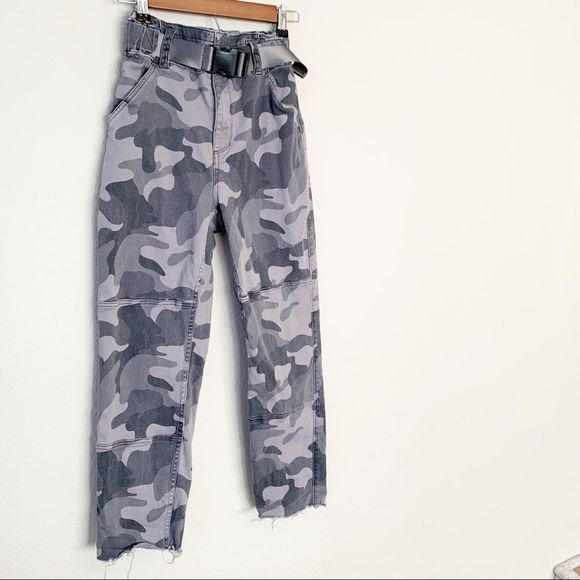 Hollister Ultra High Rise Camo Utility Cargo Pants - Picture 2 of 7